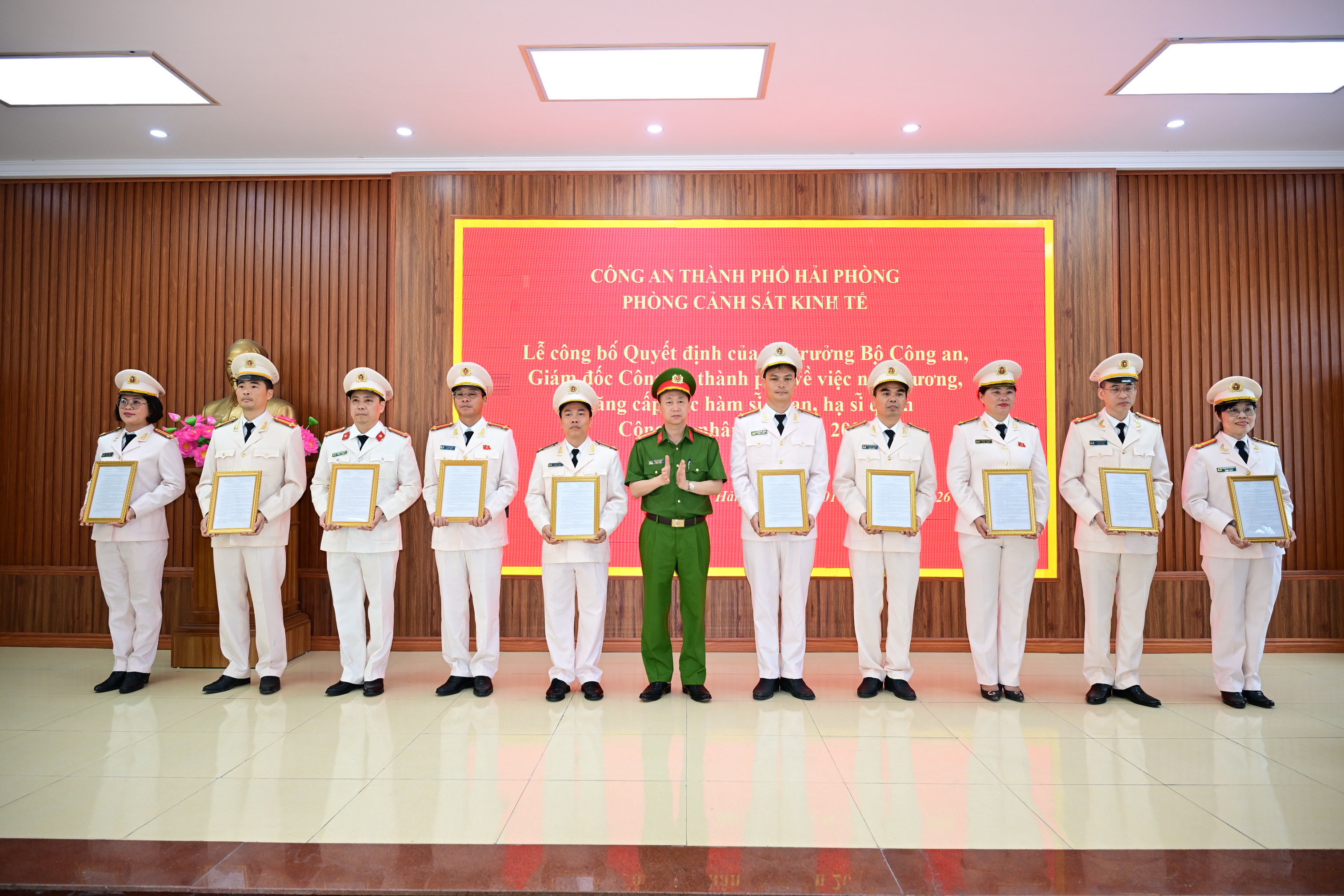 Phòng Cảnh sát kinh tế: Tổ chức chào cờ đầu tháng, công bố Quyết định nâng lương, thăng cấp bậc hàm sĩ quan, hạ sĩ quan năm 2026